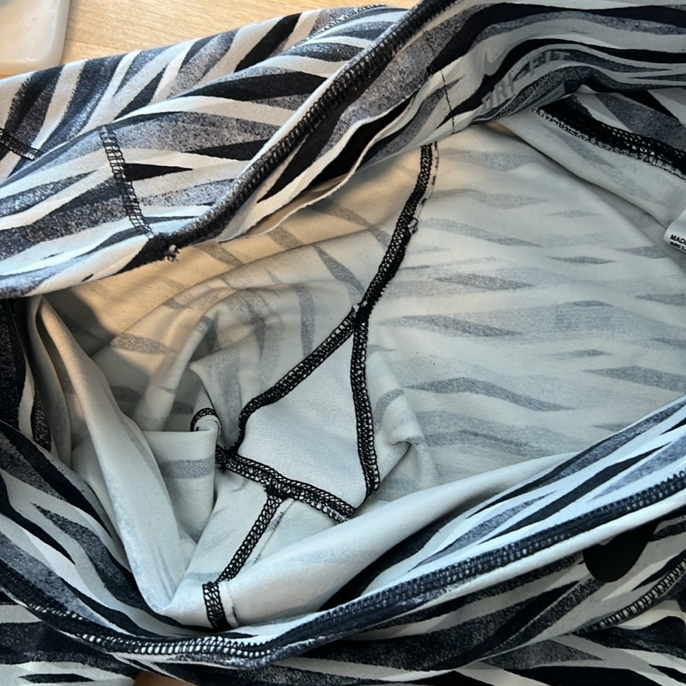 Nike Printed Dri-Fit Run Fast Capri with Hidden Pocket, M - Picture 9 of 10